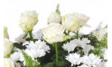 zoom sur les roses blanches de la composition de fleurs | Entrefleuristes
