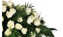 zoom sur un ensemble de roses blanches de la raquette de deuil | Entrefleuristes