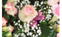 vue sur des roses roses et du gypsophile de la composition de deuil repos éternel | Entrefleuristes