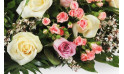 vue sur un ensemble floral rose, rosette et gypsophile | Entrefleuristes