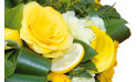 zoom sur une rose jaune et rondelle de citron | Entrefleuristes