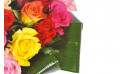  zoom sur la droite du bouquet rond de roses | Entrefleuristes
