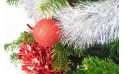 image des décoration de Noël du Sapin de Noël Décoré Rouge et Argent | Entrefleuristes