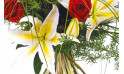 zoom sur un lys blanc du bouquet Duchesse | Entrefleuristes
