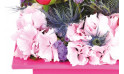 Zoom 1 image de Théâtral, composition de fleurs rose-fuchsia - Entrefleuristes