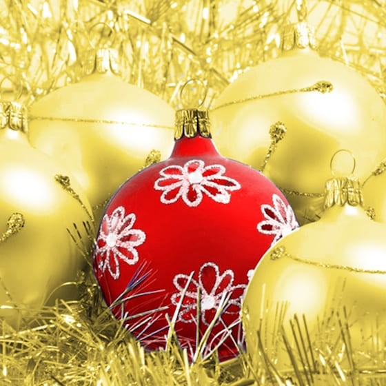 image du Sapin Floqué Décoré Rouge et Or | Entrefleuristes image du Sapin Floqué Décoré Rouge et Or | Entrefleuristes