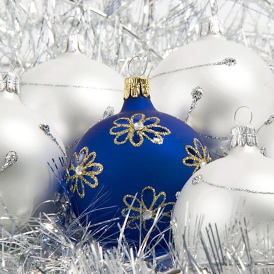 image du Sapin Floqué Décoré Bleu et Argent | Entrefleuristes