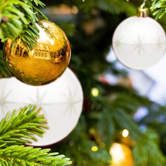 image du Sapin de Noël Décoré Blanc et Or | Entrefleuristes image du Sapin de Noël Décoré Blanc et Or | Entrefleuristes