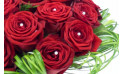  zoom sur les roses rouges et les perles nacre | Entrefleuristes