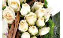 zoom sur des roses blanches du coeur en fleurs Douceur | Entrefleuristes