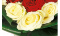 zoom sur les roses blanches du bouquet de roses | Entrefleuristes