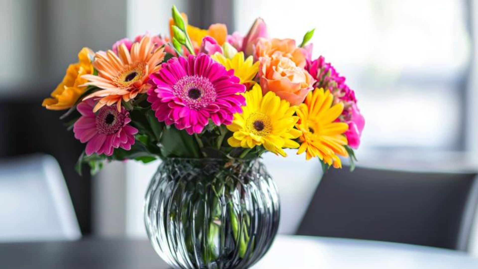 Fleurs d'anniversaire éclatantes dans des couleurs vives